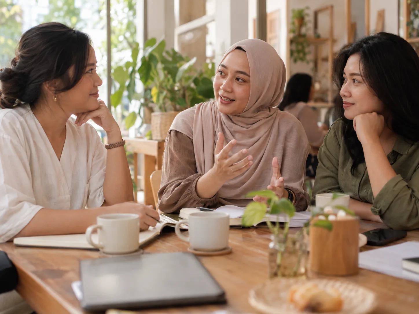 Moms berbincang dalam sesi komunitas yang hangat.